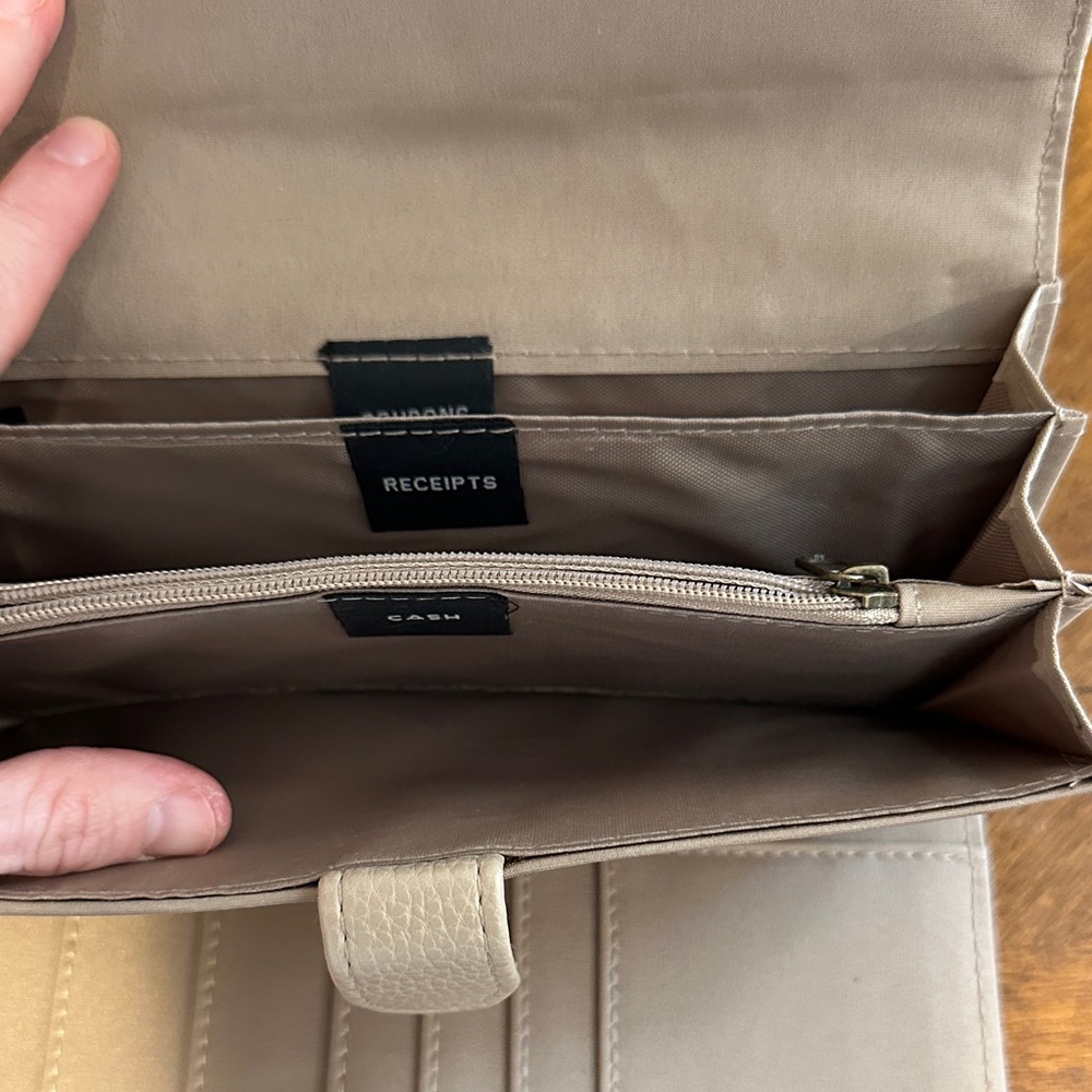 🚨🚨SOLD🚨🚨Chic Tan Leather Wallet - Picture 7 of 12